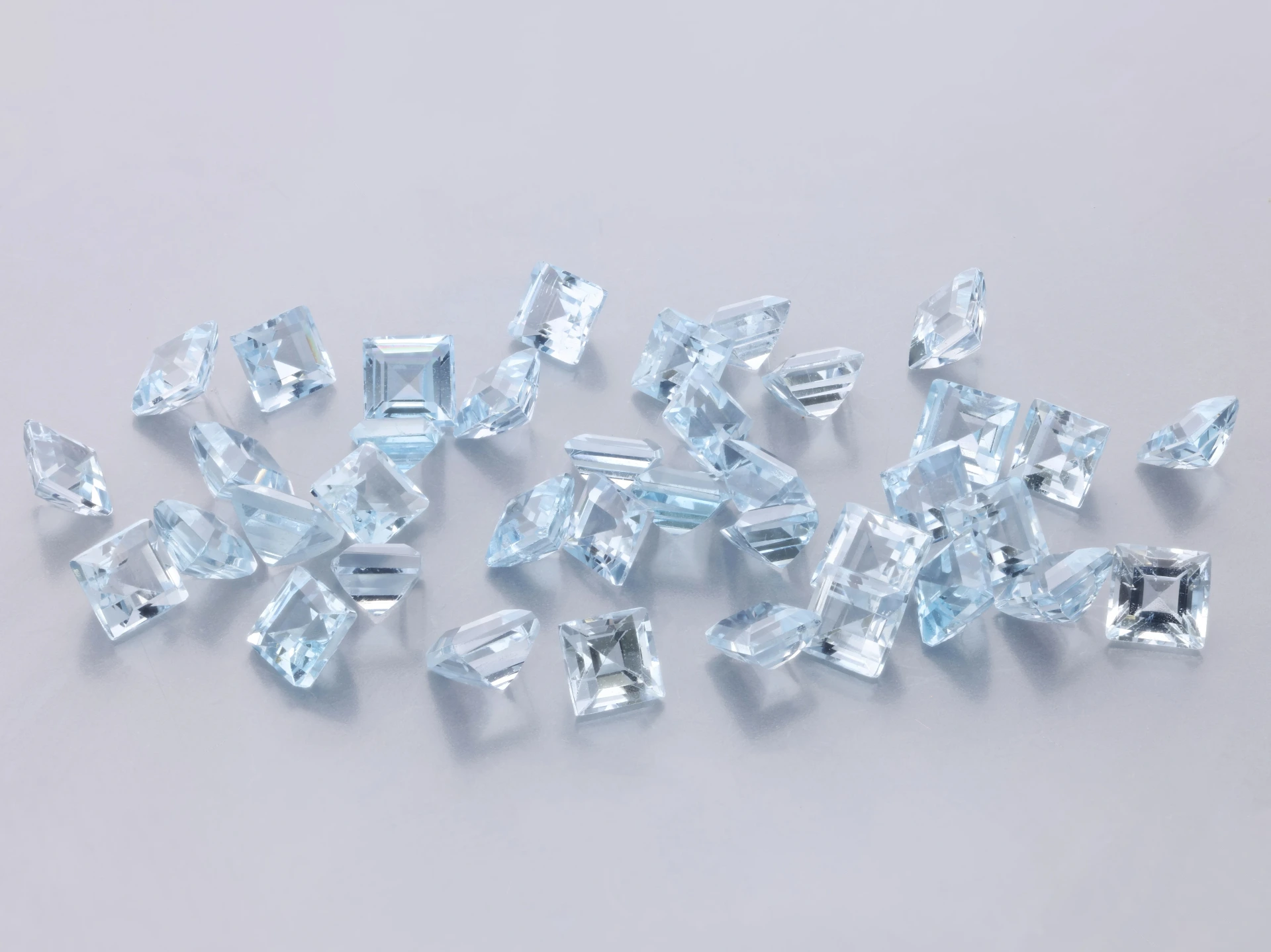 Topaz 2.50mm Carre Cut Light Blue