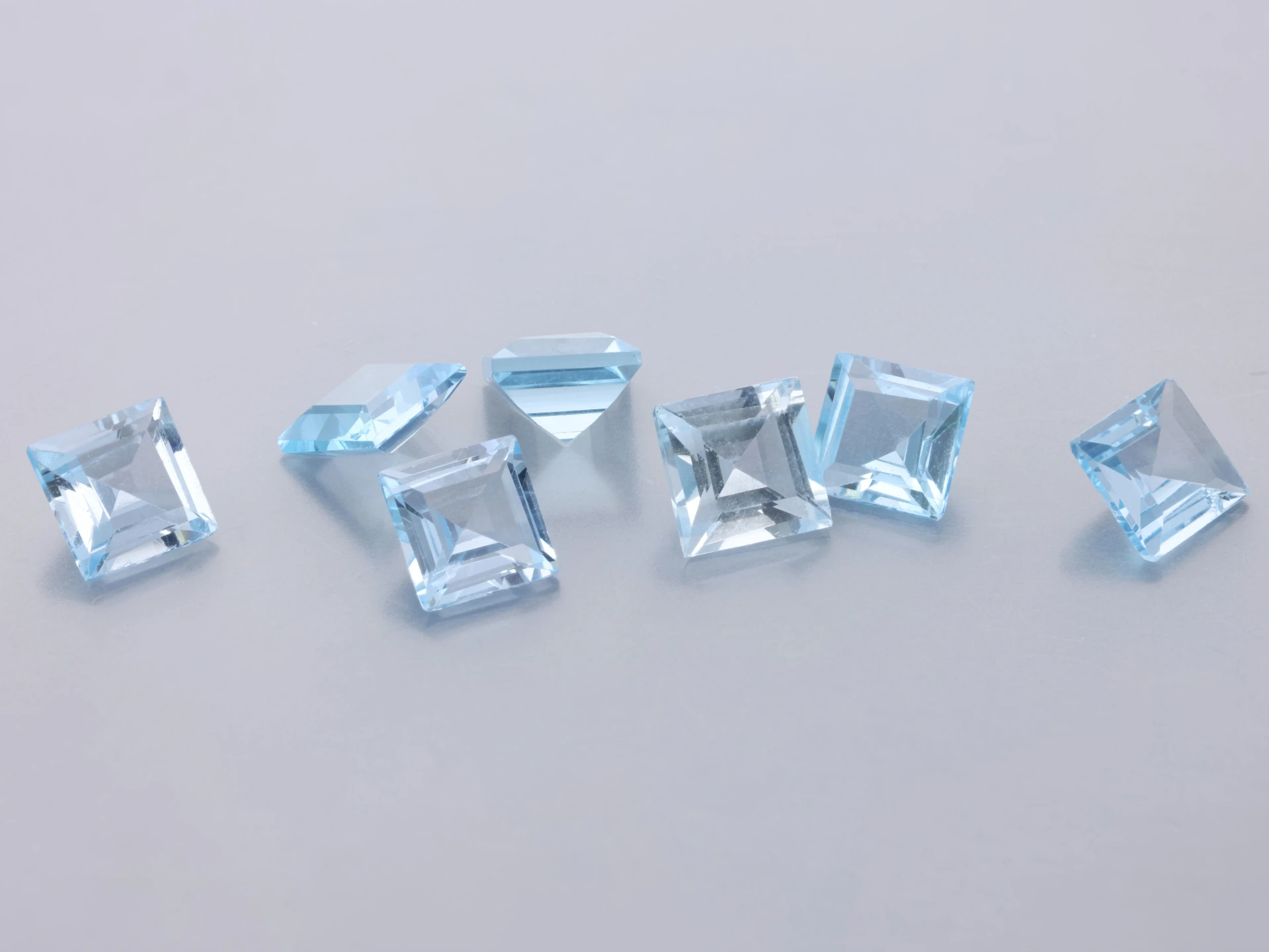 Topaz 4.00mm Carre Cut Light Blue