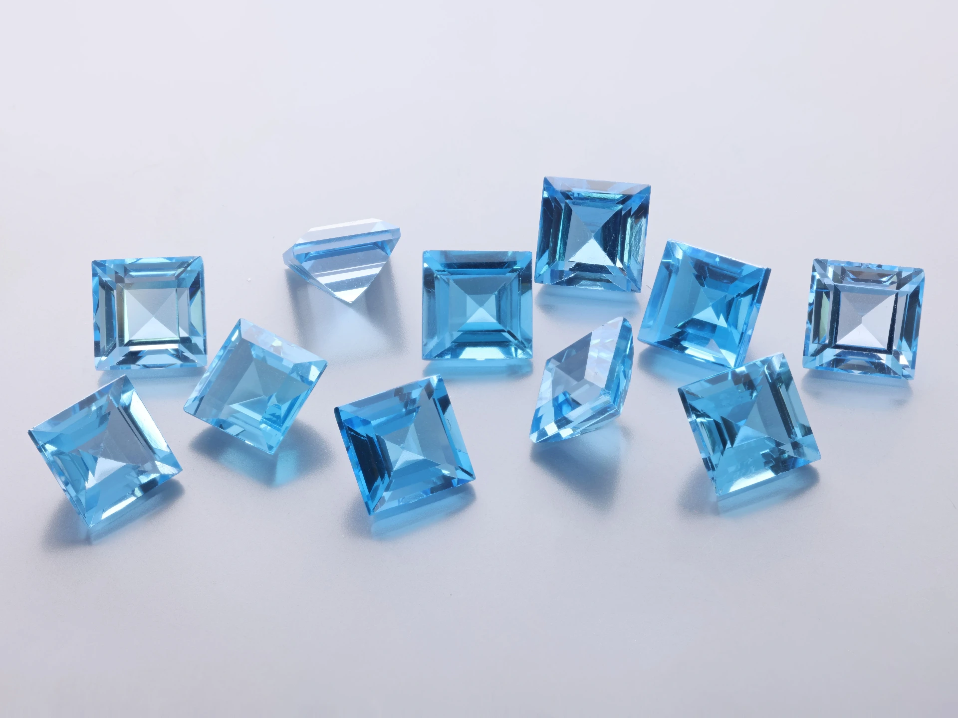 Topaz 7.00mm Carre Cut Medium Blue