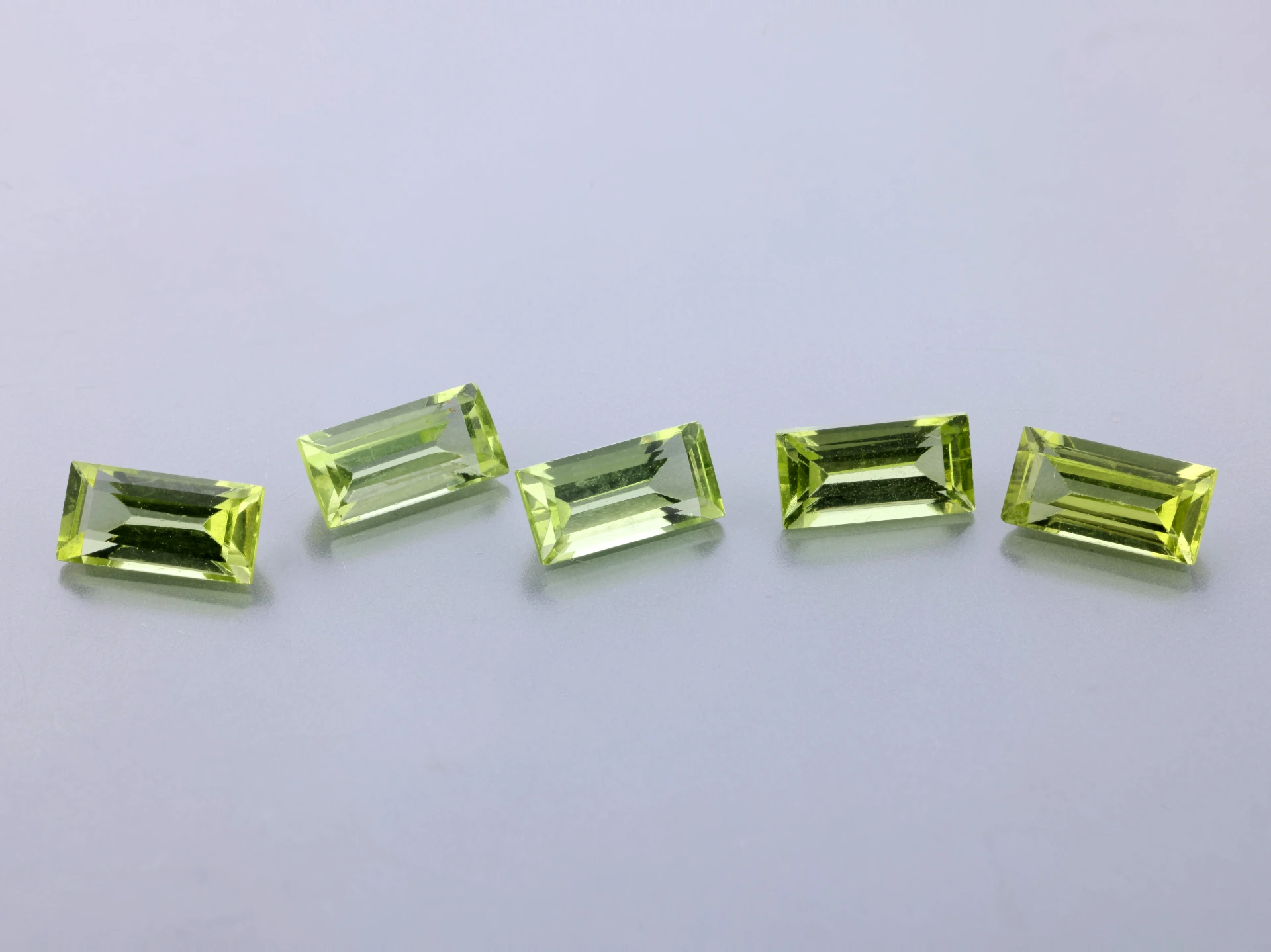 Peridot 6x3mm Baguette