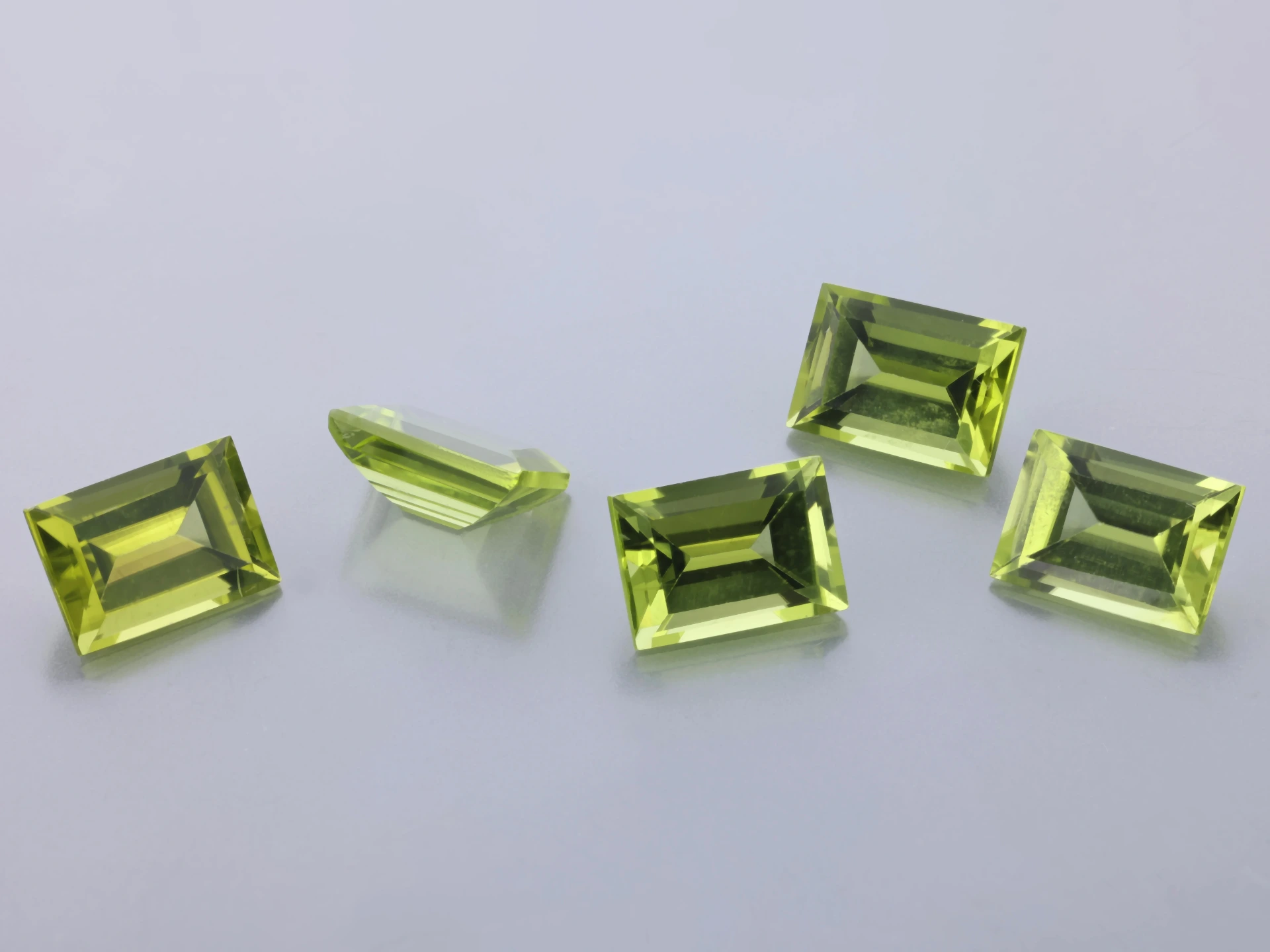 Peridot 7x5mm Baguette