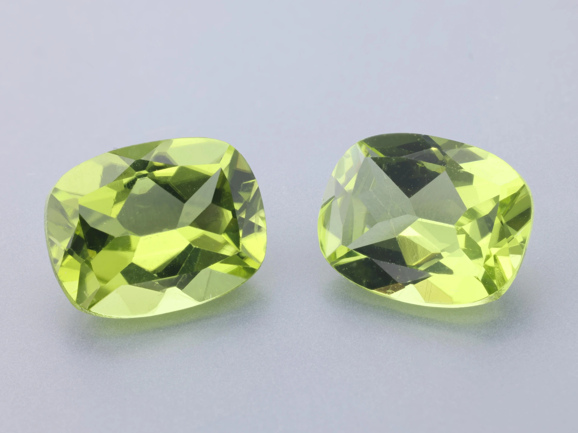 [PRAB0907] Peridot 9x7mm Cushion