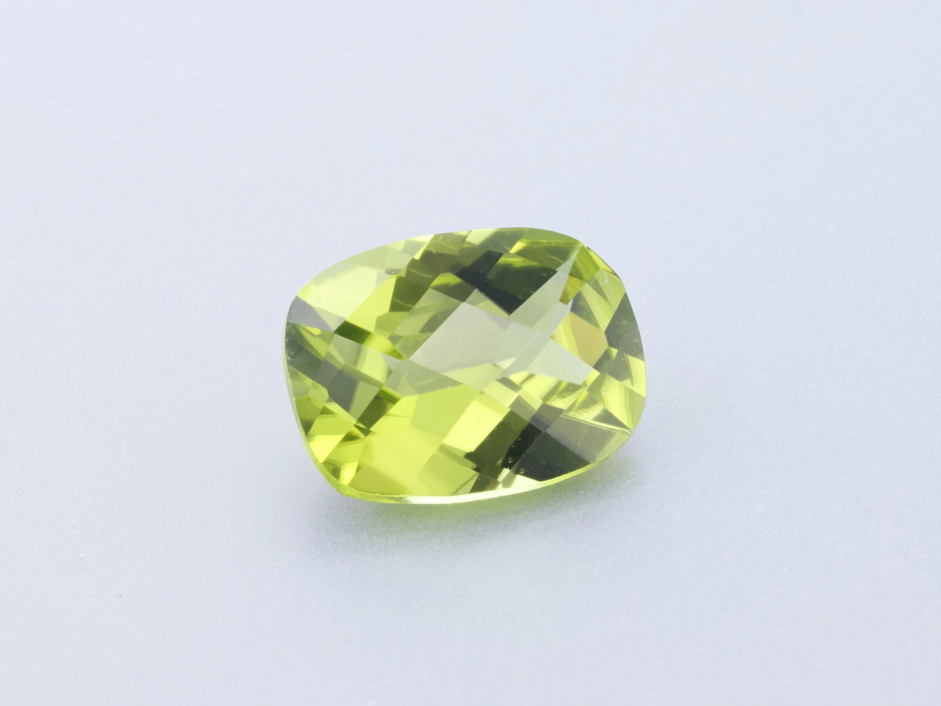 [PRAH0806] Peridot 8x6mm Cushion Chequerboard
