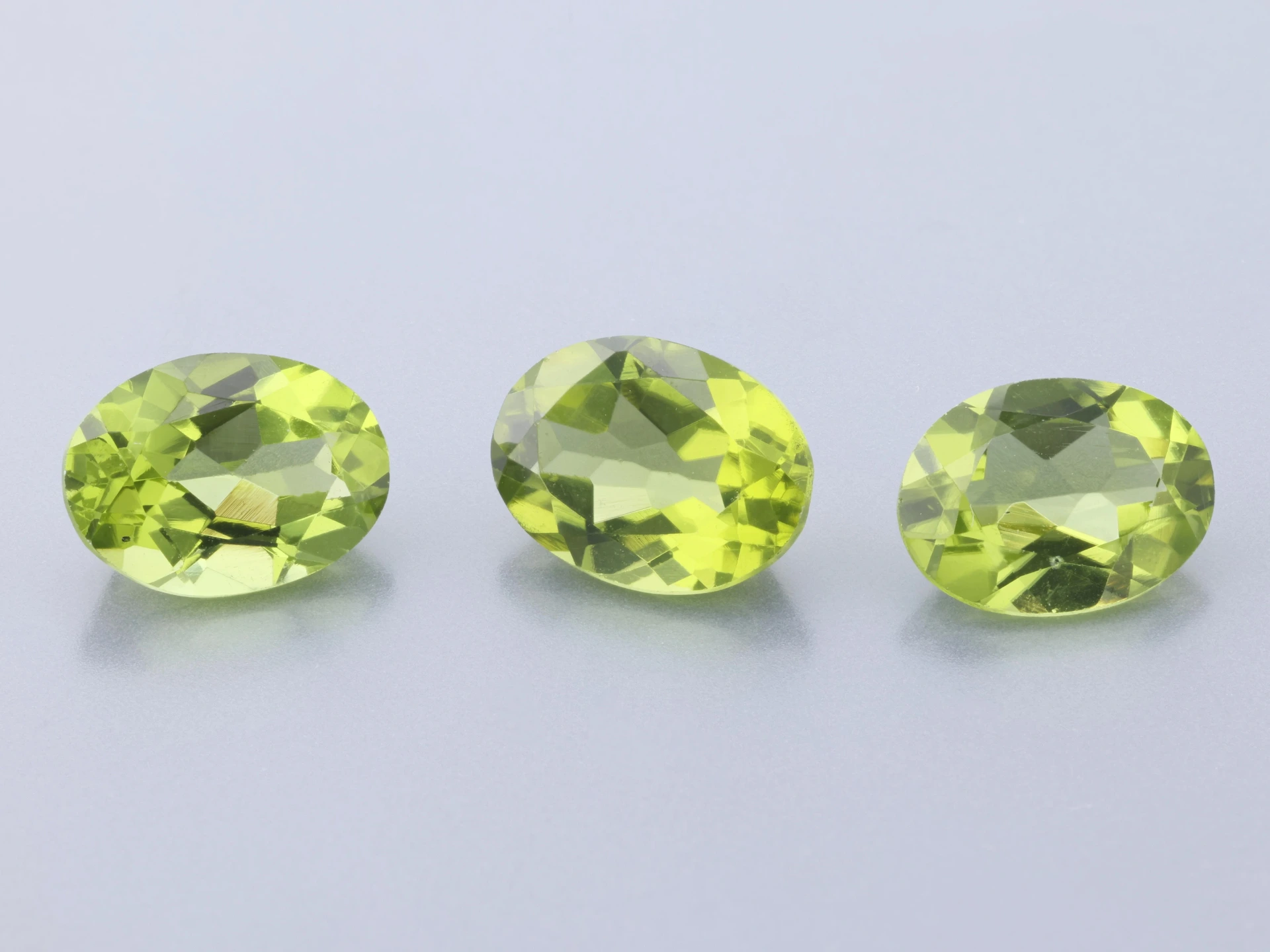 [PRVB0806] Peridot 8x6mm +/- Oval