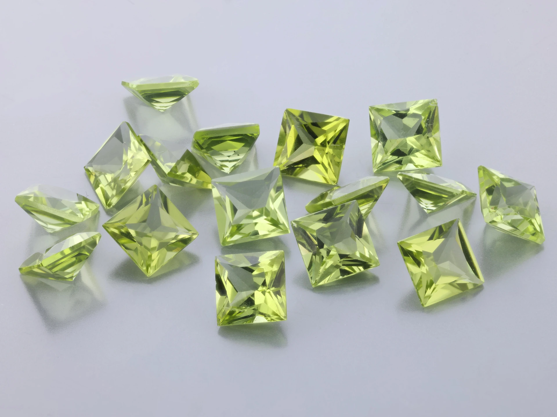 [PRQP0500] Peridot 5.00mm Princess Cut