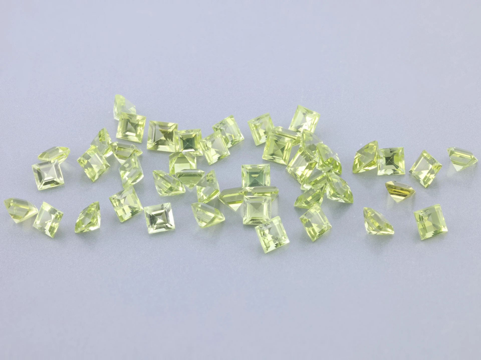 [PRQS0250] Peridot 2.50mm Carre Cut