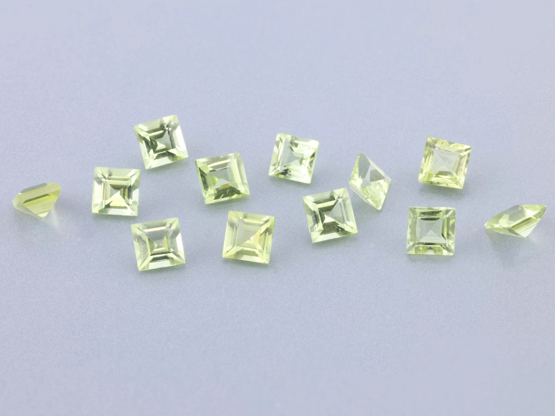 [PRQS0275] Peridot 2.75mm Carre Cut