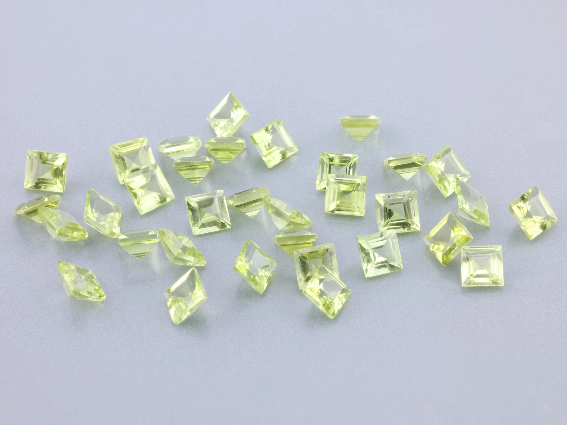 [PRQS0300] Peridot 3.00mm Carre Cut
