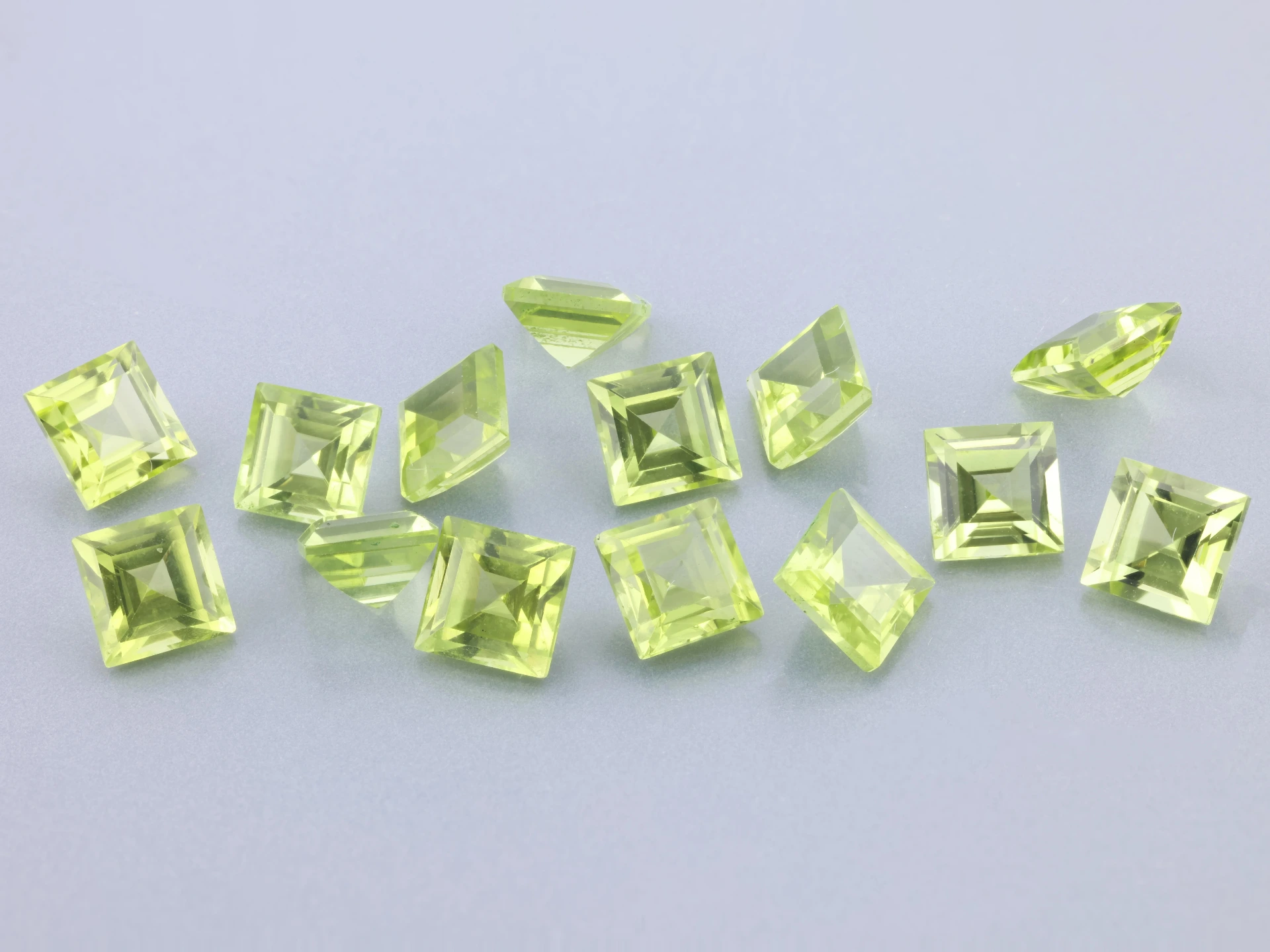 [PRQS0450] Peridot 4.50mm Carre Cut