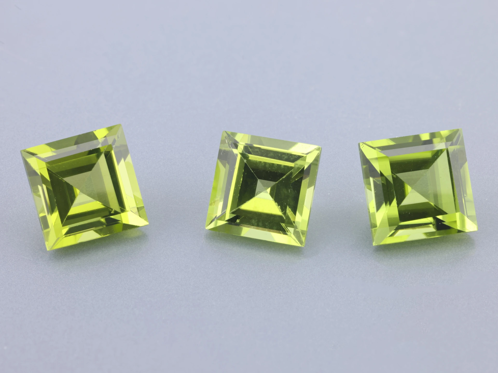 [PRQS0700] Peridot 7.00mm Carre Cut