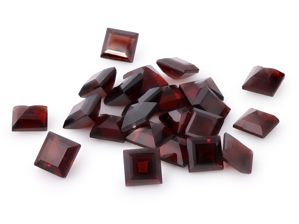 Pyrope Garnet 4.00mm Carre Cut