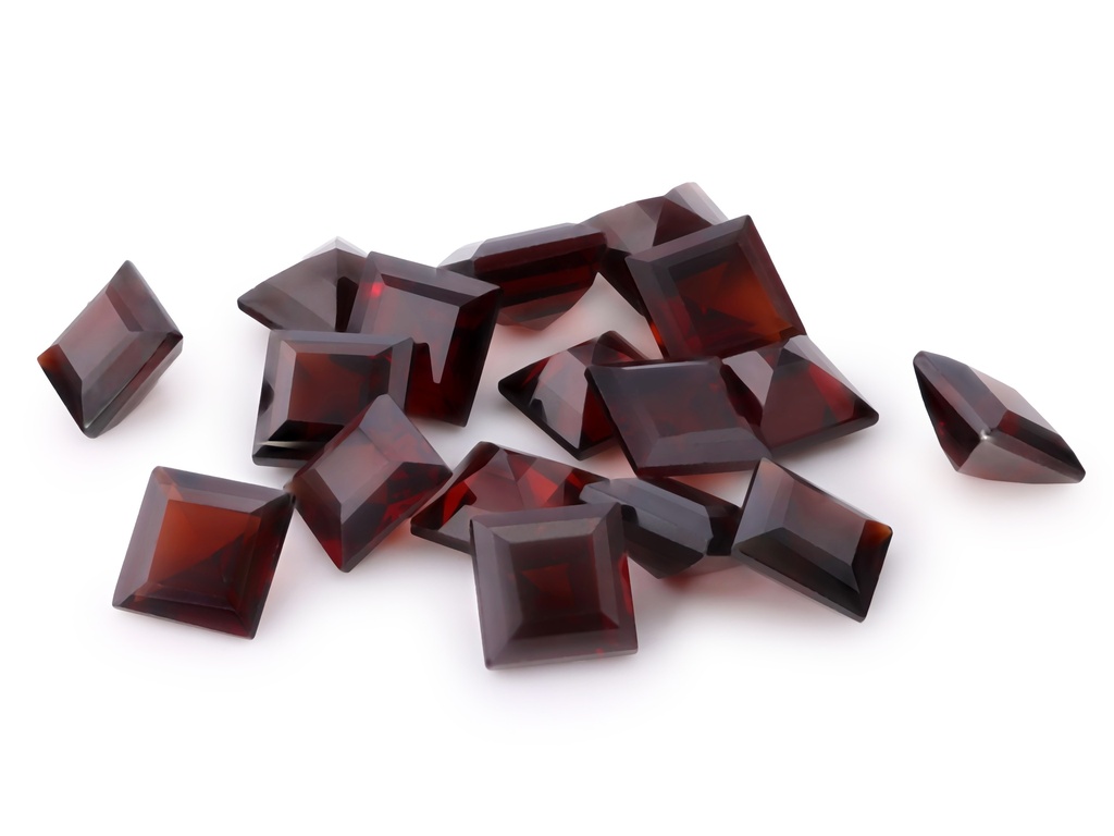 Pyrope Garnet 5.00mm Carre Cut