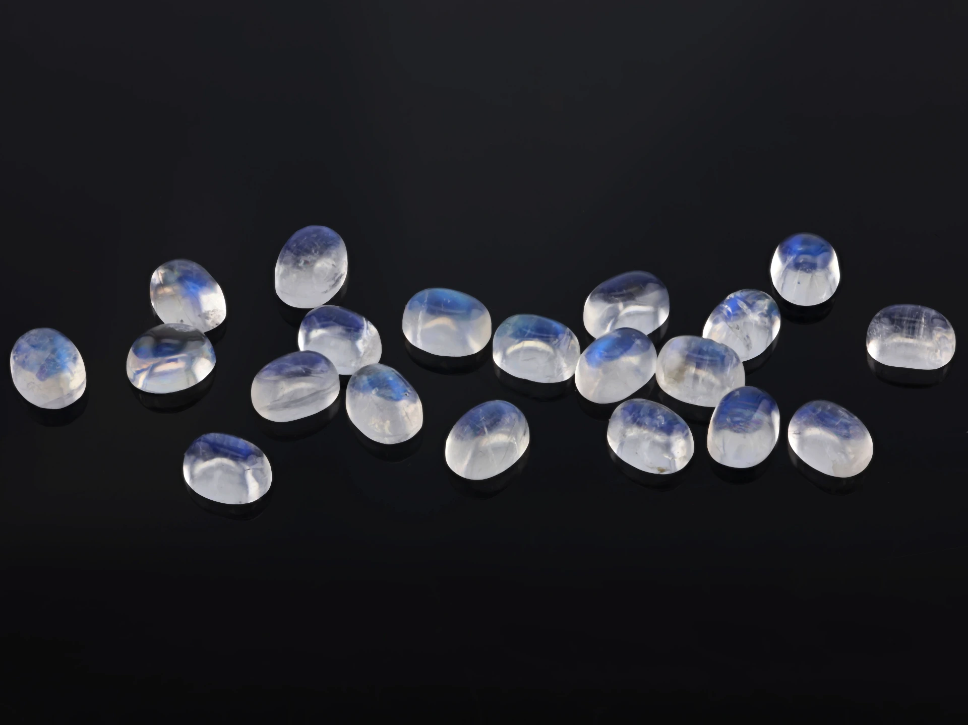 [MBV-0403] Blue Moonstone 4x3mm Oval Cabochon