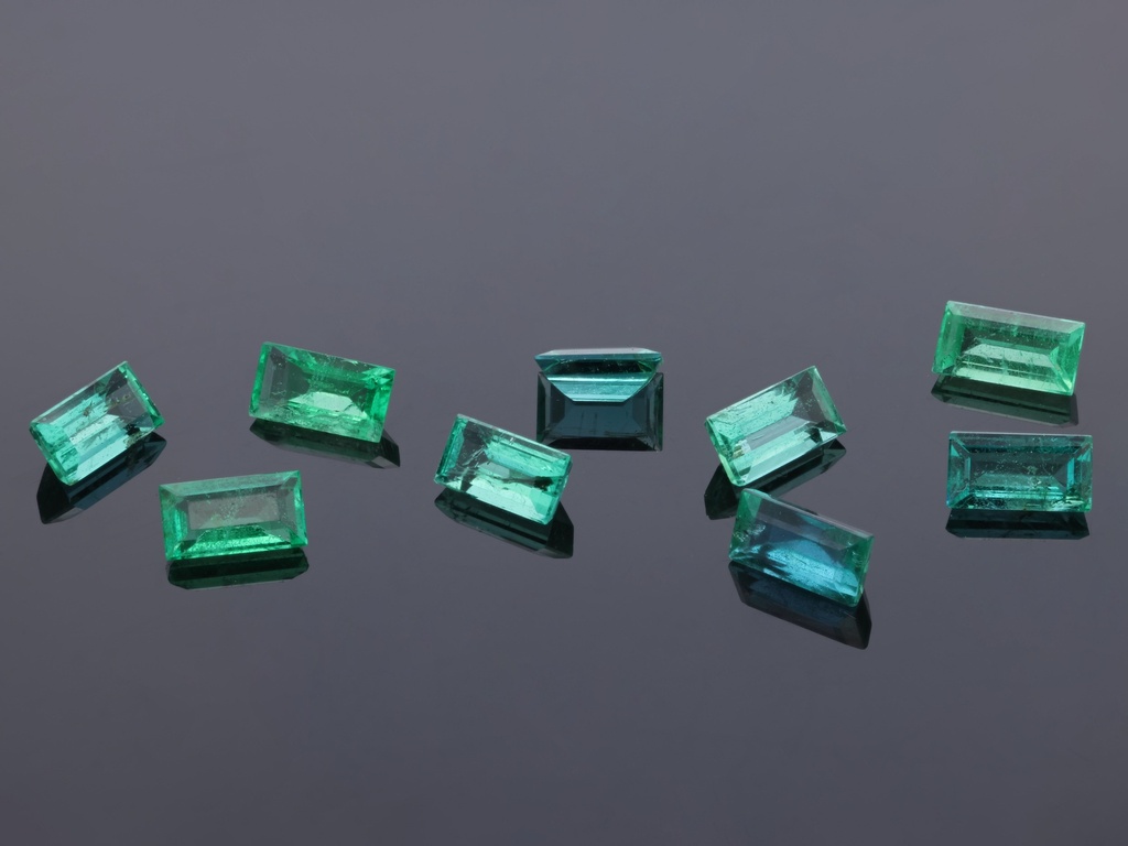 Emerald 4x2mm +/- Baguette