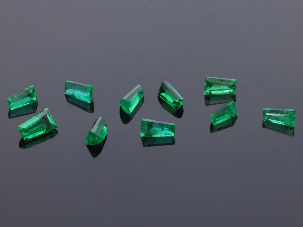 Emerald 3x1.8x1.5mm+/- Tapered Baguette Dark Green