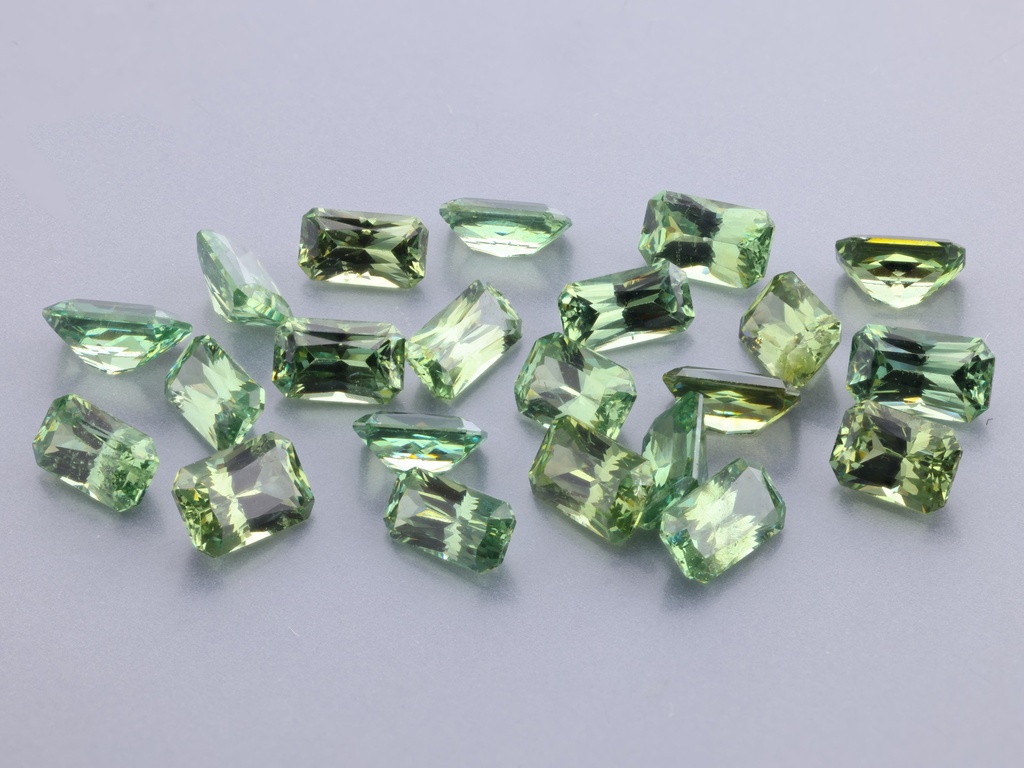 Demantoid Garnet 4x2.5mm+/- Radiant Cut