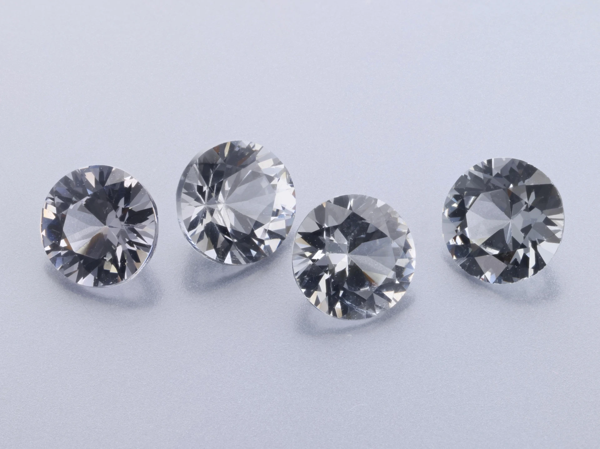 Spinel 4.00mm Round Light Grey