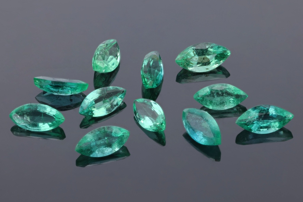 Emerald 4x2mm Marquise