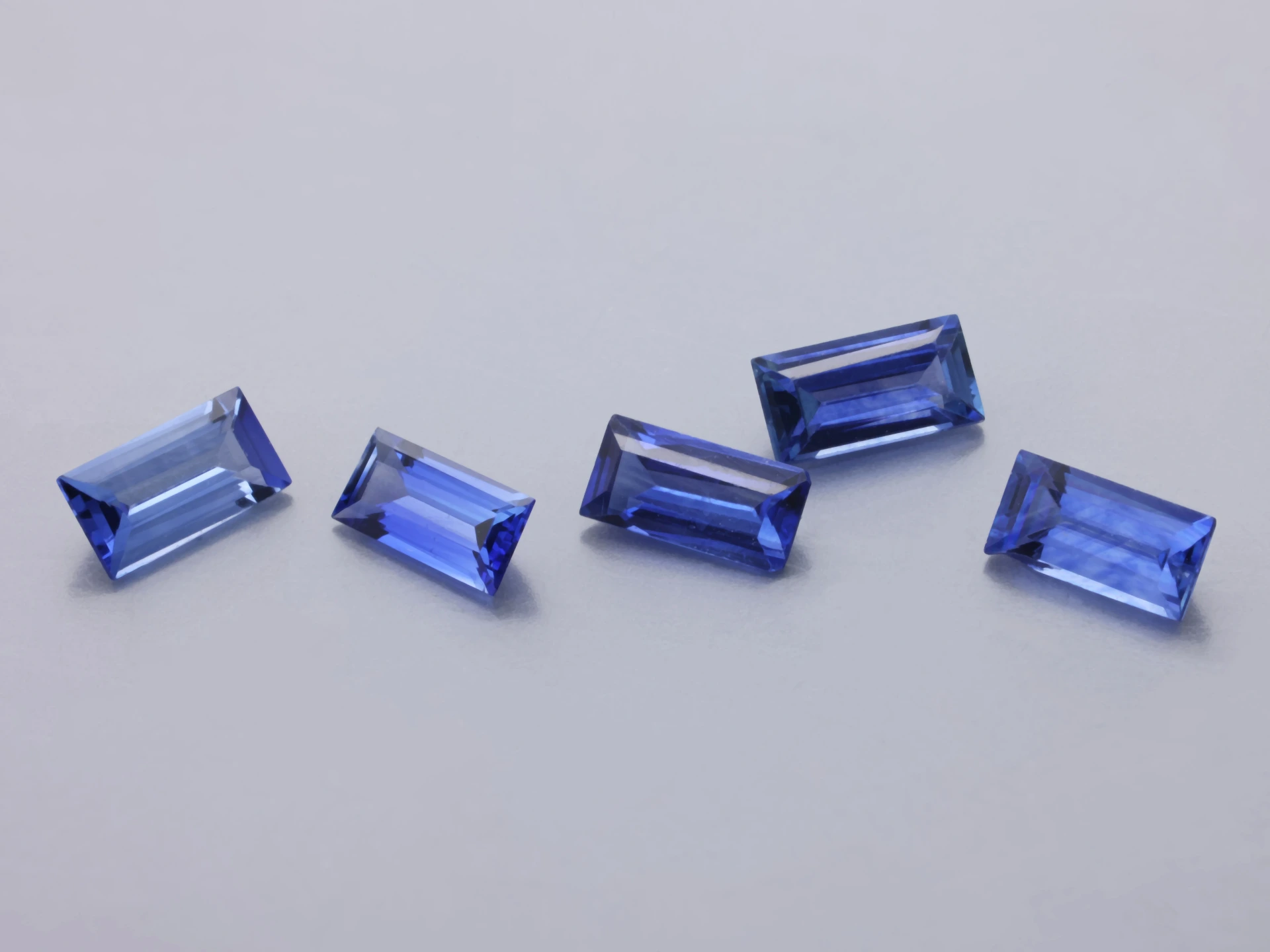 Ceylon sapphire 4x2mm Baguette Mid Blue (Non Premium Grade)