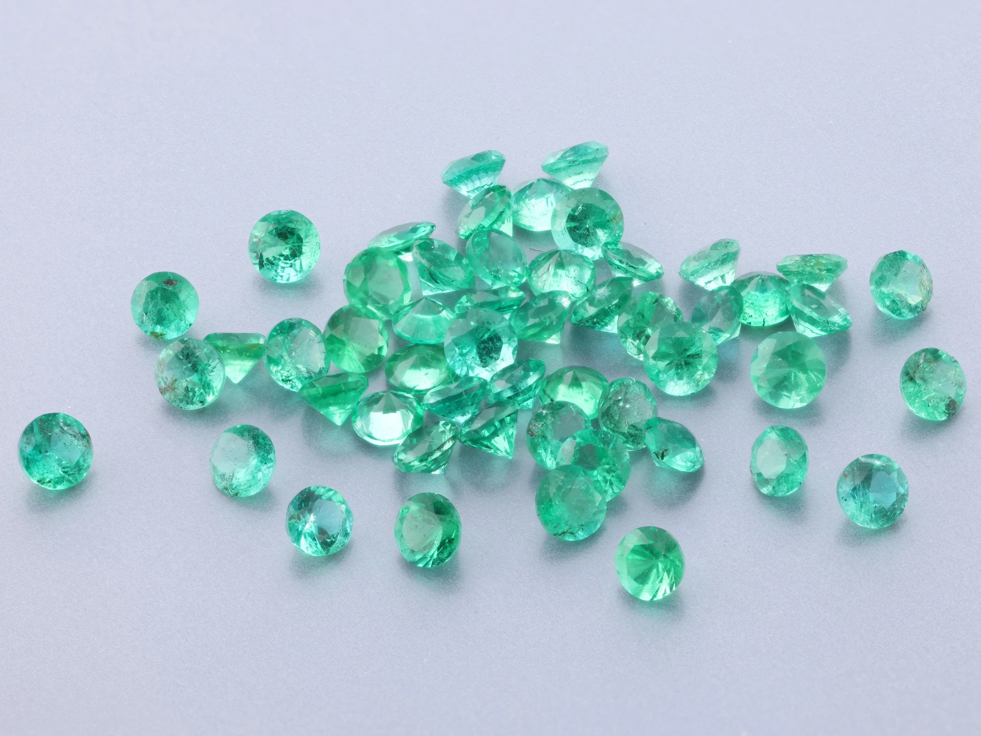 Emerald 2.25mm Round Diamond Cut