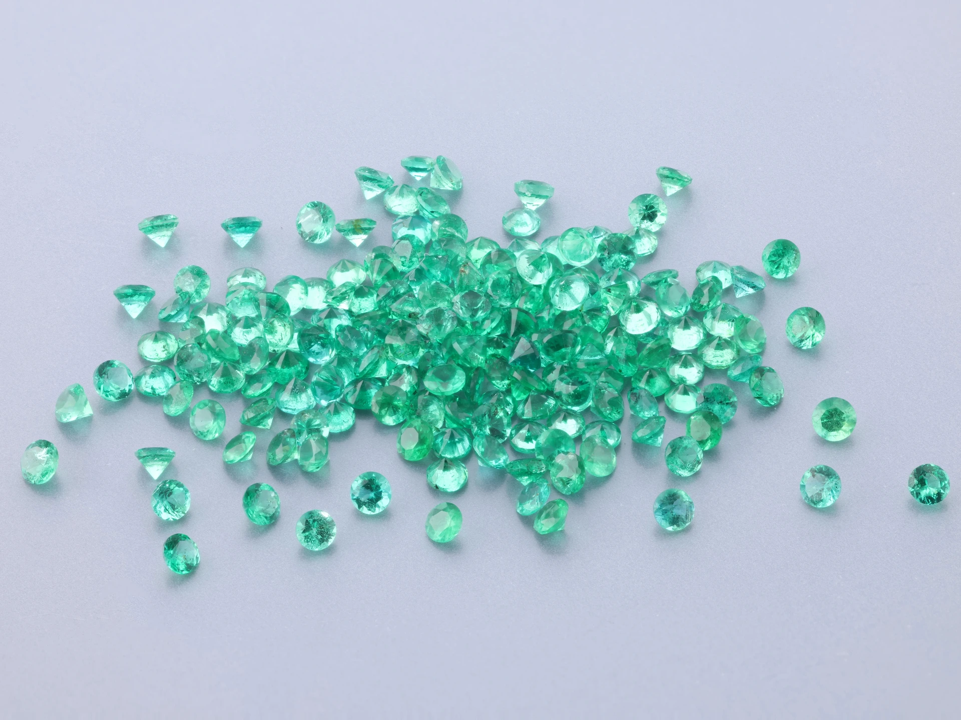 Emerald 2.00mm Round Diamond Cut