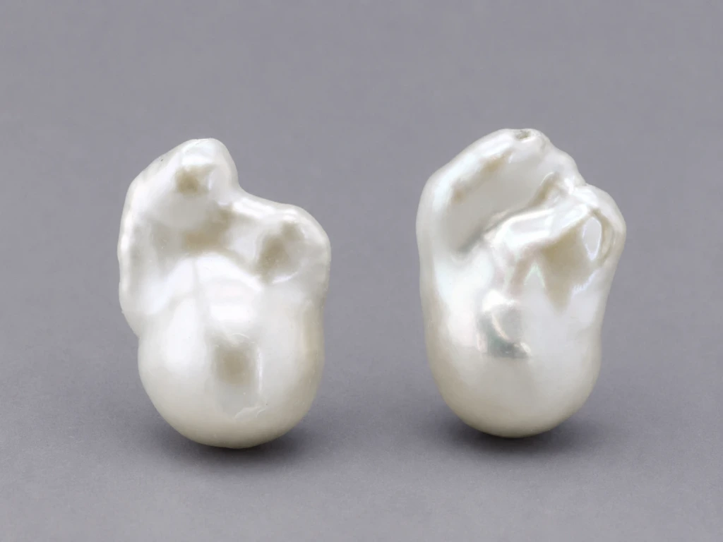 [JFUZ2015X2] Freshwater Pearl Baroque
20x14mm+/- Free Form Half
Drilled White PAIR