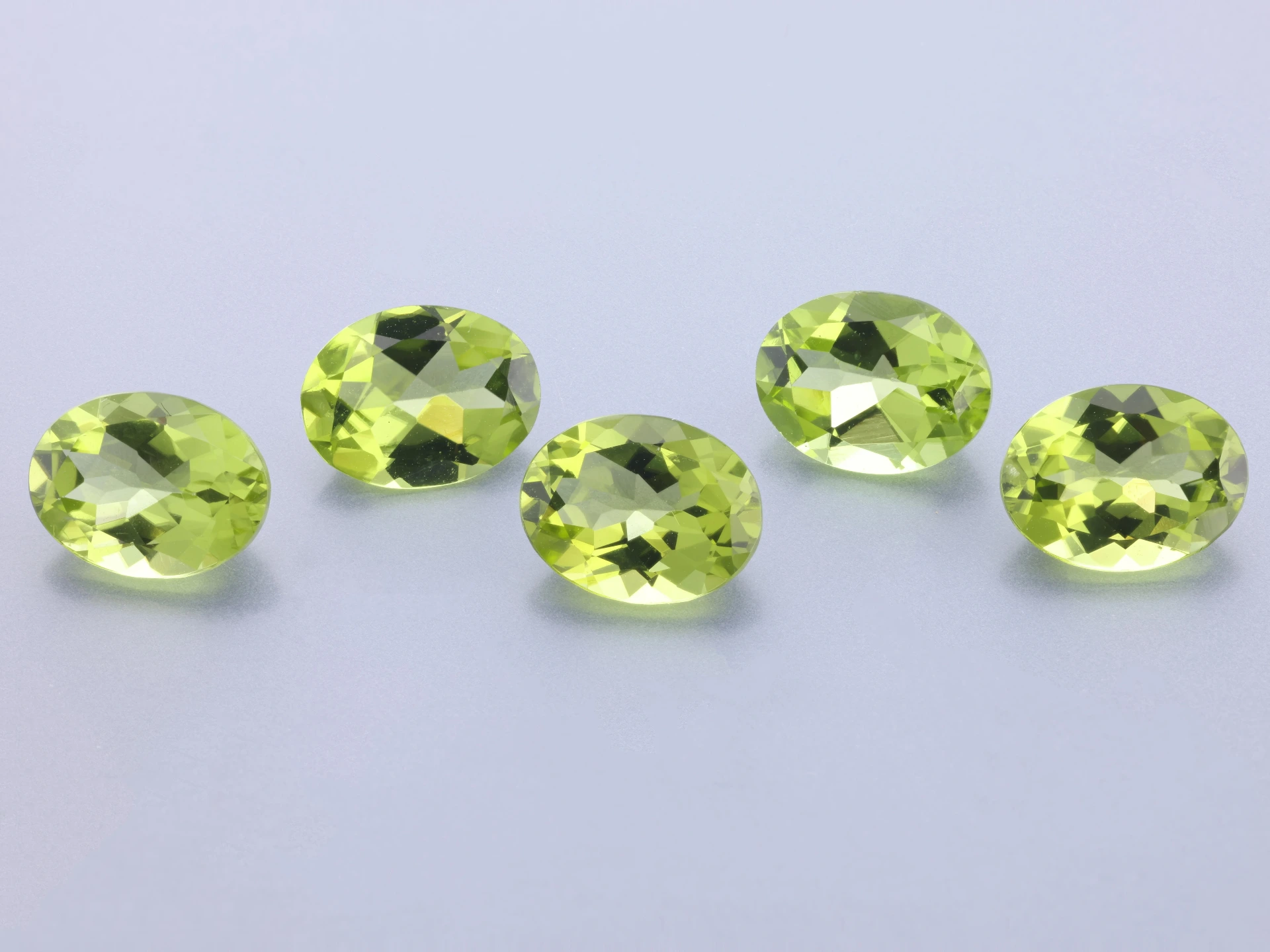 Peridot 9x7mm  +/- Oval