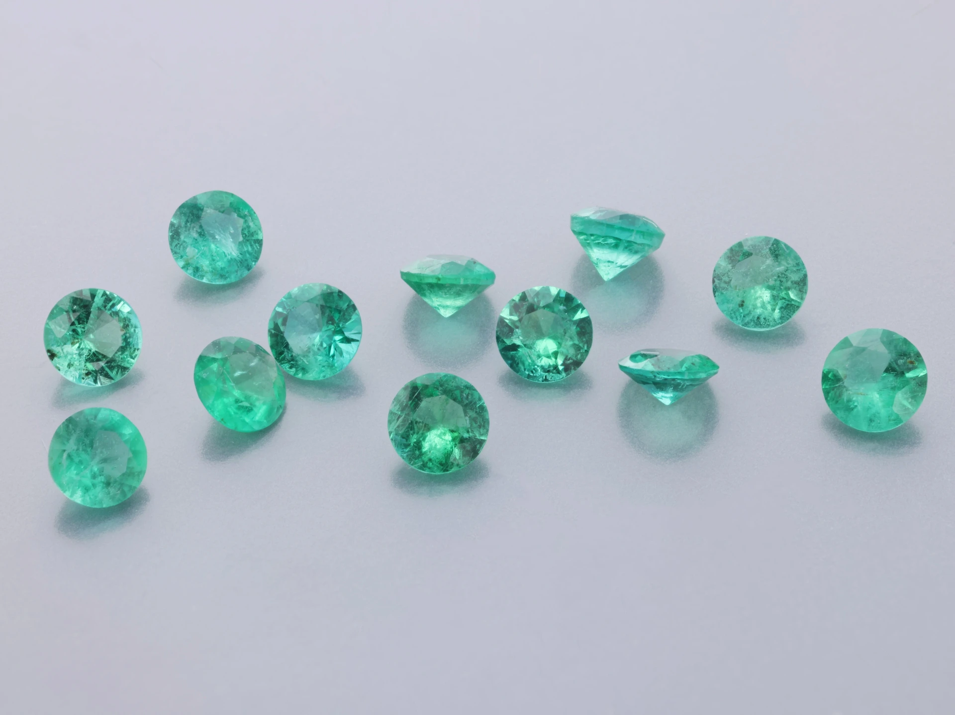 Emerald 3.00mm Round Diamond Cut