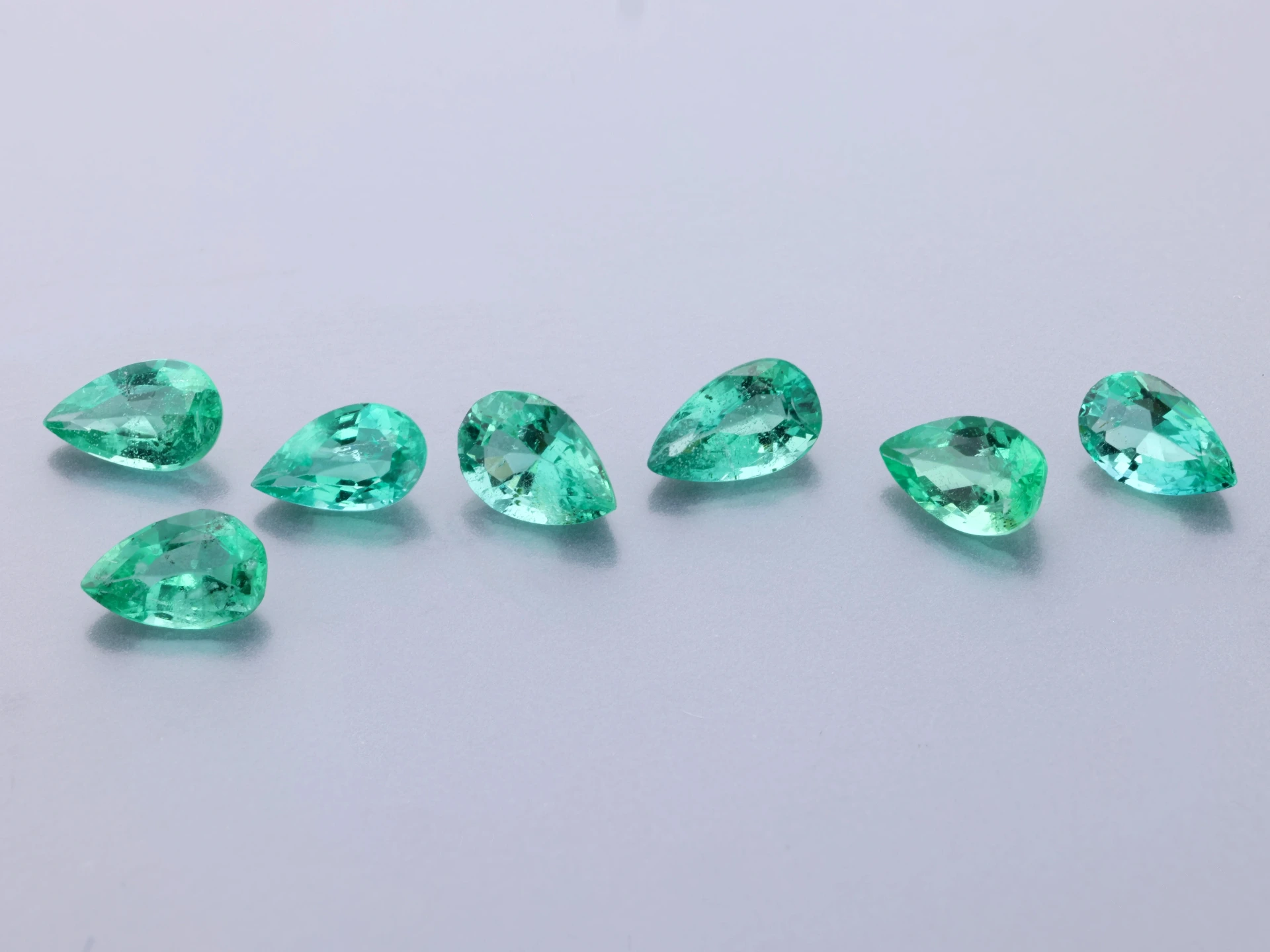 Emerald 5x3mm +/- Pear Shape