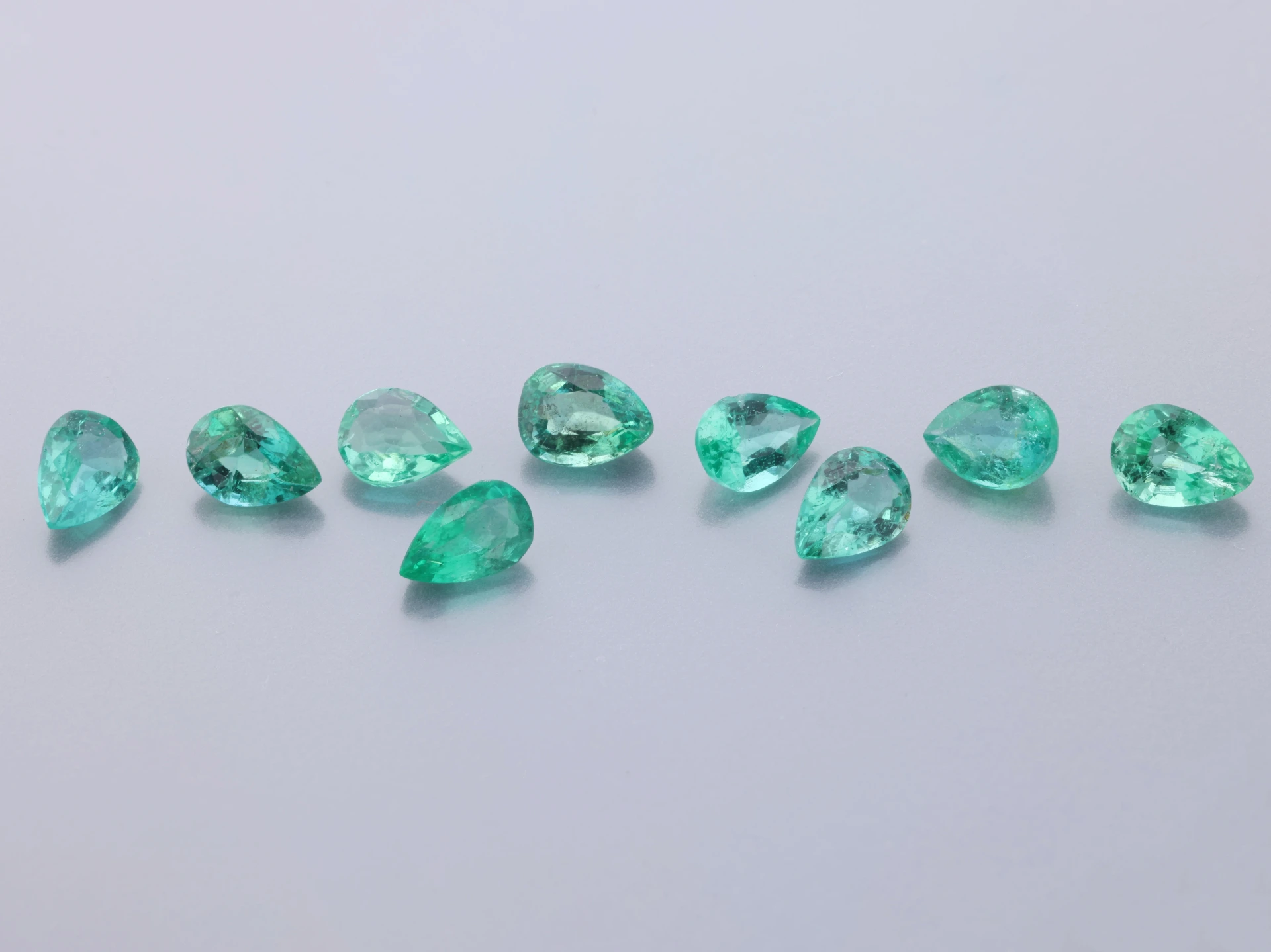 Emerald 4x3mm +/- Pear Shape