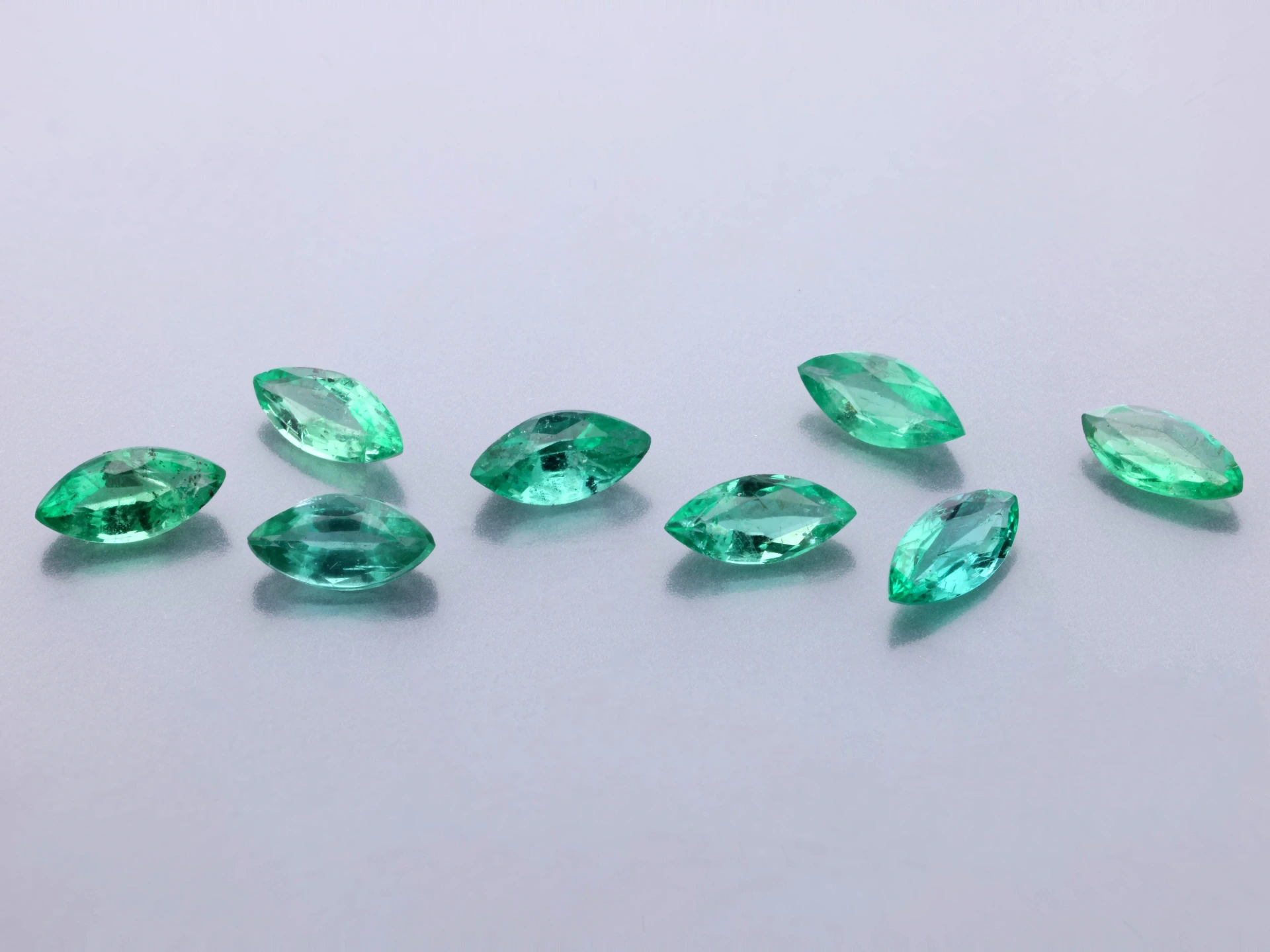 Emerald 4x2mm +/- Marquise