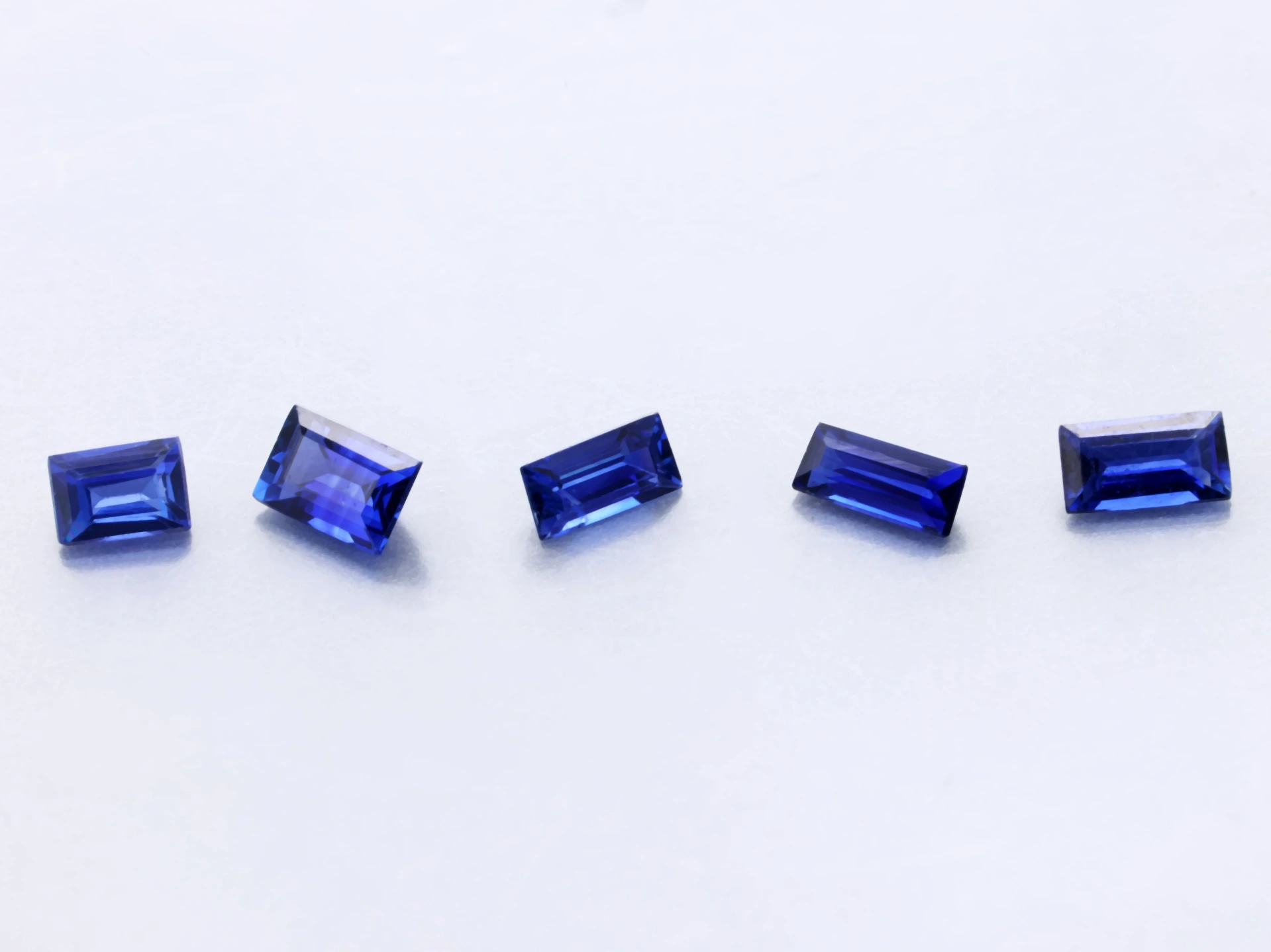 Ceylon Sapphire 2.5x1.5mm +/- Baguette Dark Blue